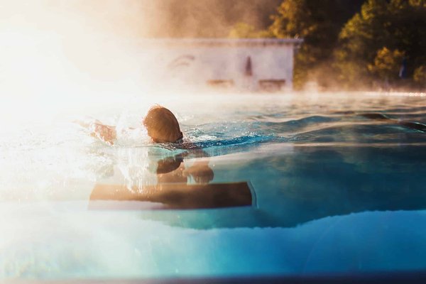 Quels services exclusifs sont souvent associés à l'immobilier de prestige côtier ?