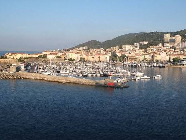 Où trouver des annonces immobilières pour des biens en bord de mer à Ajaccio ?